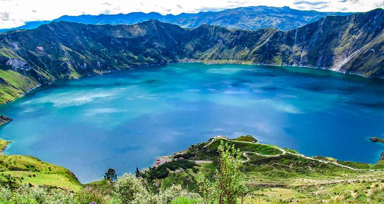 Quilotoa-Kratersee mit leuchtend blauem Wasser.