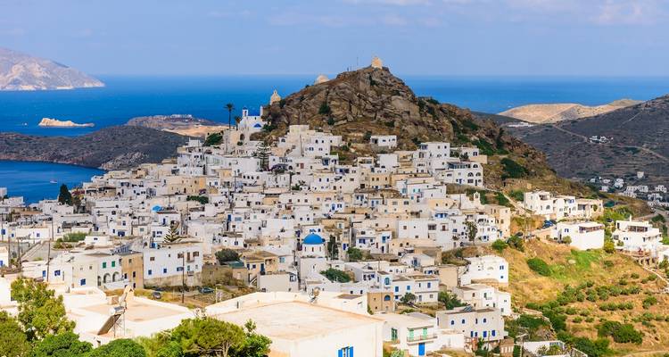 Verhoogd uitzicht op een dorp met witte huizen op een heuvel.