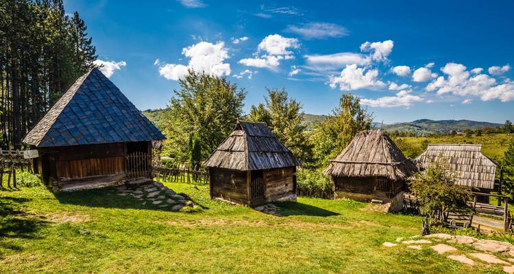 Maisons traditionnelles en bois dans un cadre rural.
