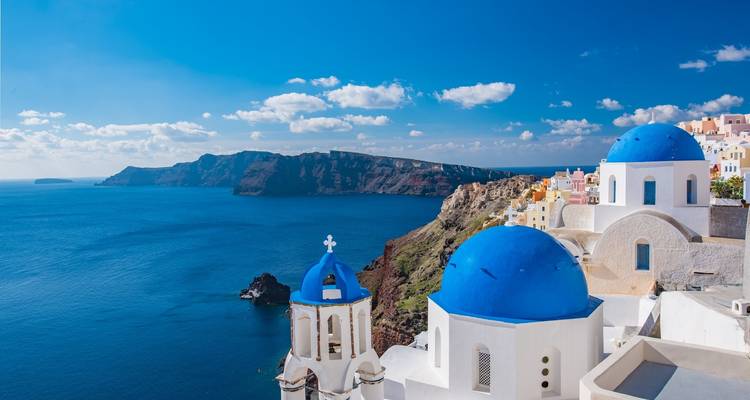 Icónicas cúpulas azules de Santorini con vista al mar Egeo.