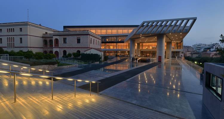 Modern museumgebouw met avondverlichting.