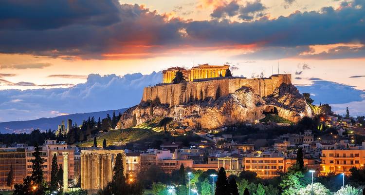 Uitzicht op de Akropolis en Athene bij zonsondergang.