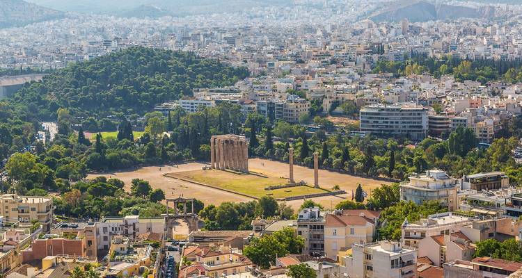 Tempel van de Olympische Zeus en het stadsgezicht van Athene.