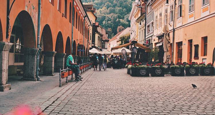 Kopfsteinpflasterstraße mit bunten historischen Gebäuden.
