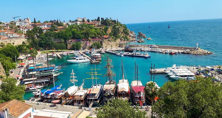 Kleurrijke haven met boten en een heldere hemel.