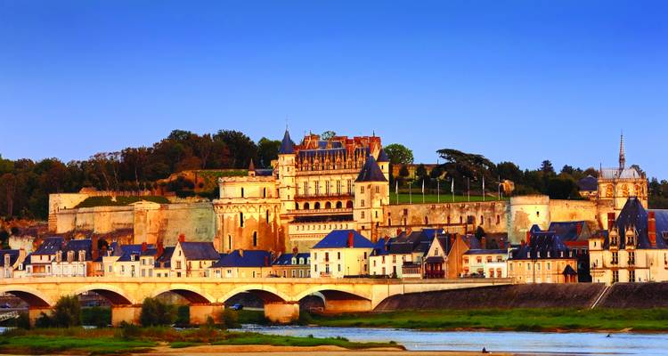 Vue du Château d'Amboise avec une rivière et un pont.