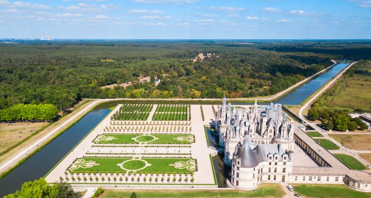 Vue aérienne du Château de Chambord et de ses jardins.