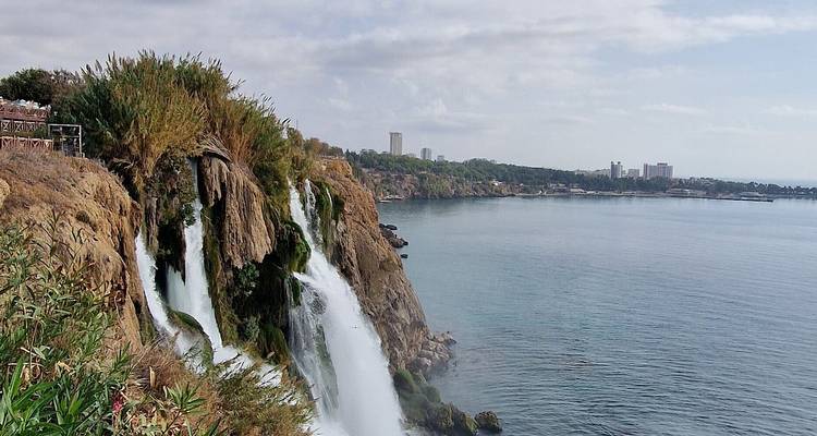 Vue panoramique de cascades se jetant dans la mer.