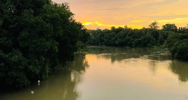 Un paysage fluvial serein au coucher du soleil.
