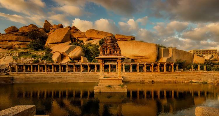 Tempelbezinningen in een waterlichaam met rotsen en bomen.
