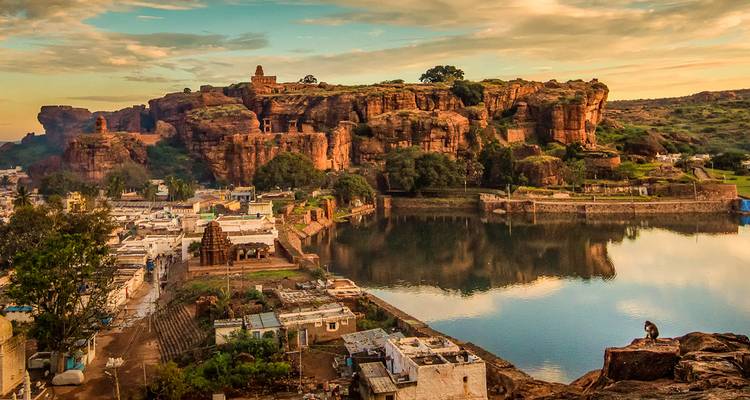 Stadsgezicht met meer en rotsformaties.