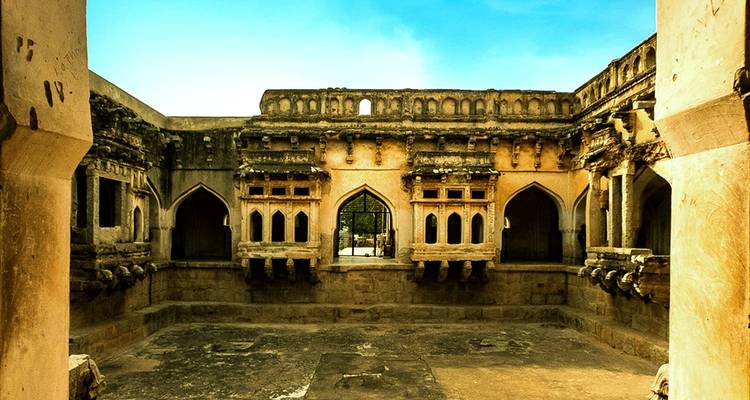 Oude binnenstructuur met bogen en ingewikkeld ontwerp.