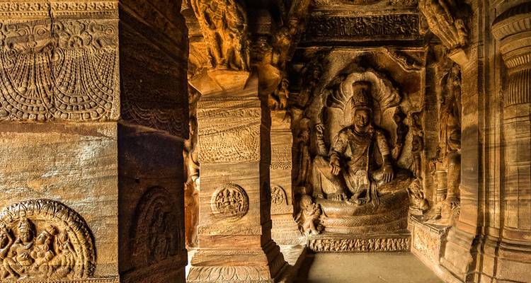 Gebeeldhouwde standbeelden en reliëfs in een tempel.