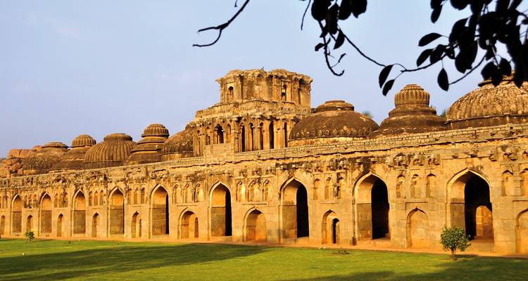 Verziertes antikes Gebäude mit Reihen von Bögen und Kuppeln.