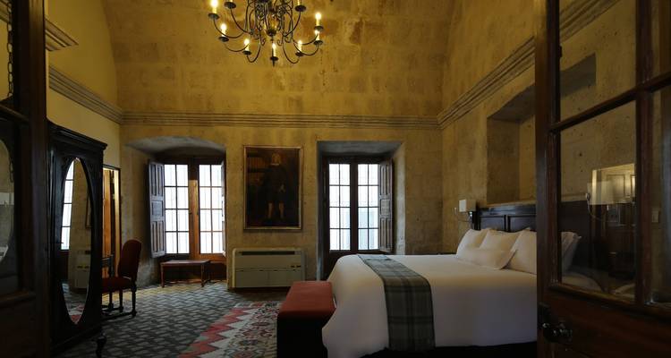 Une chambre d'hôtel bien meublée avec un grand lit et des éléments décoratifs.