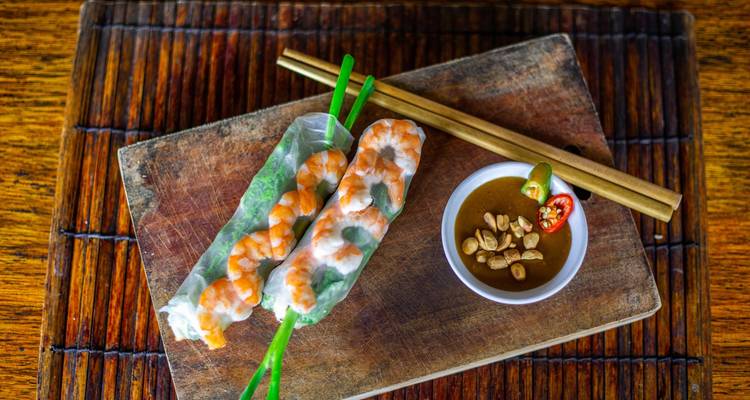 Vietnamesische Frühlingsrollen mit Dip-Sauce.