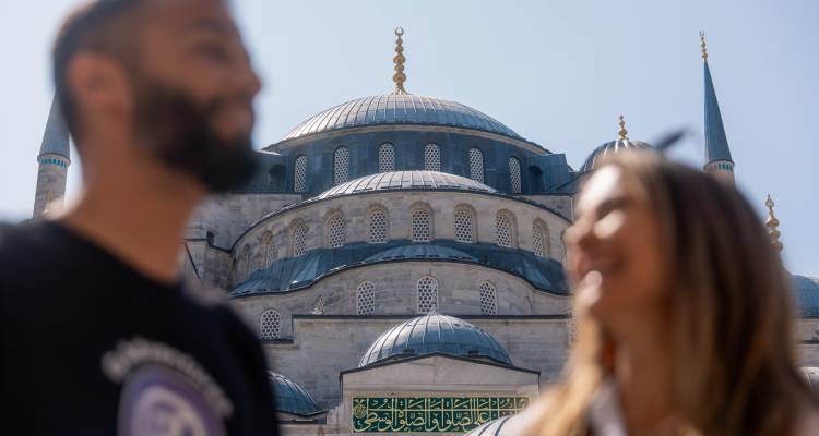 Des gens debout devant la Mosquée Bleue.