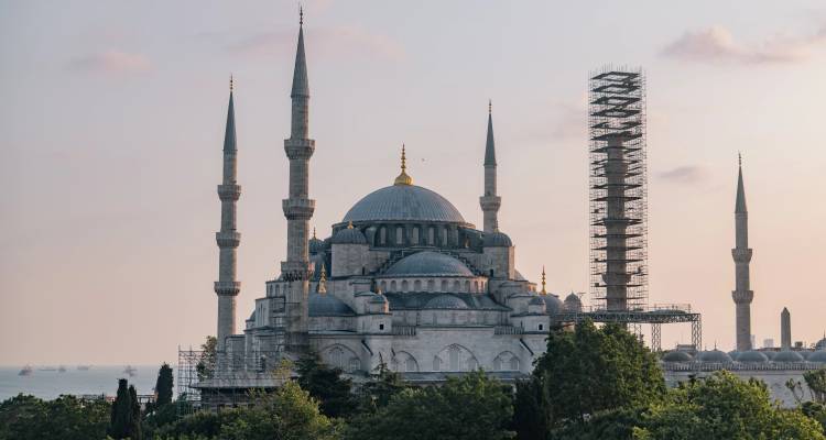 Mosquée historique avec minarets en construction avec un échafaudage.