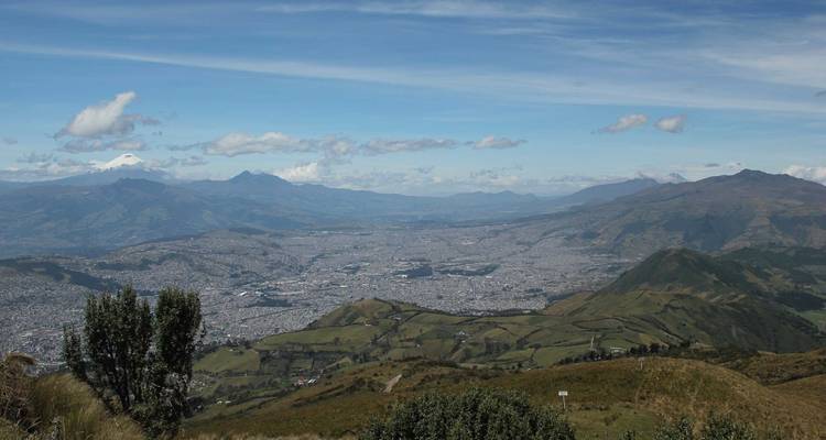 Uitgestrekt landschapszicht van Quito met bergen op de achtergrond.