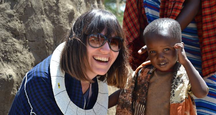 Vrouw met kind in een traditionele omgeving.