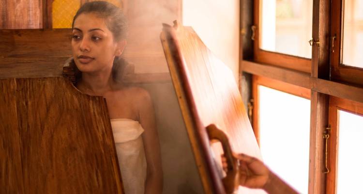 Vrouw zittend in een houten stoombad