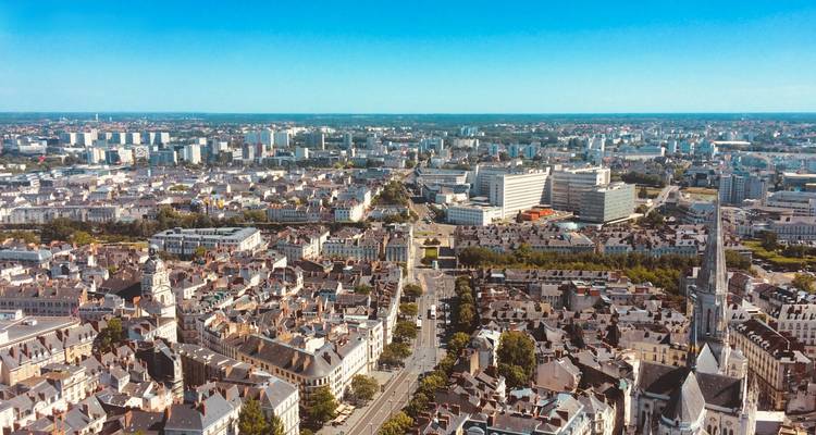 Paysage urbain avec architecture historique et un horizon dégagé.