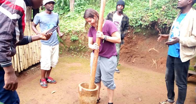 Here's the Dutch translation:
"Groep mensen die traditionele praktijken beleeft, waarbij ze samen gereedschappen gebruiken."
Alternative translation:
"Groep mensen die traditionele gebruiken ervaart en collectief gereedschappen gebruikt."