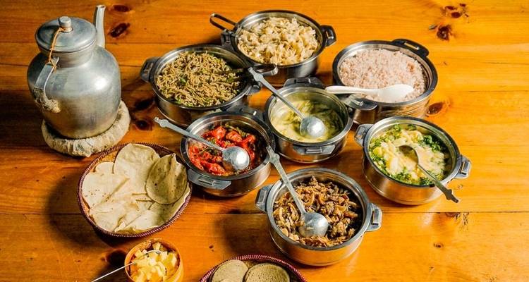 Traditionelles bhutanesisches Essen auf einem Tisch