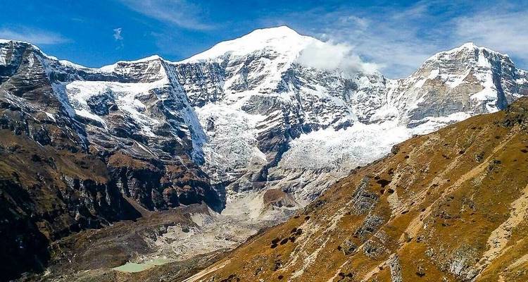 Schnebedeckte Berge vor einem Himmelhintergrund.