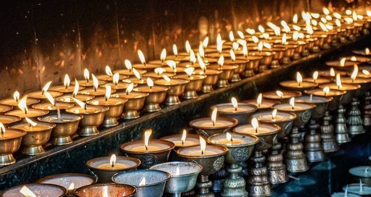 Reihen von Butterlampen, die in einem Kloster angezündet sind