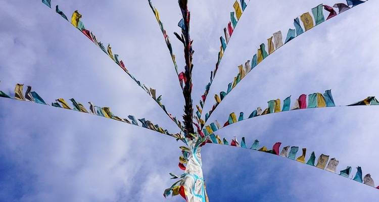 Bunte Gebetsfahnen vor blauem Himmel