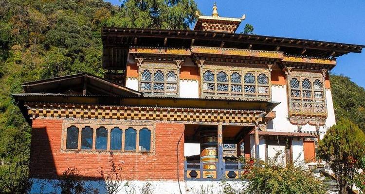 Bhutanesisches Klostergebäude mit kunstvoller Verzierung.