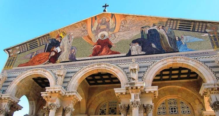 Äußeres eines historischen religiösen Gebäudes mit Mosaikdekorationen.