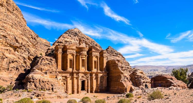Berühmte in Fels gehauene Architektur von Petra vor einem strahlend blauen Himmel.