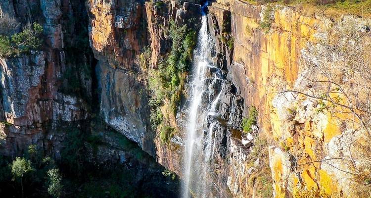 Hoher Wasserfall, der eine schroffe Klippe hinunterstürzt.
