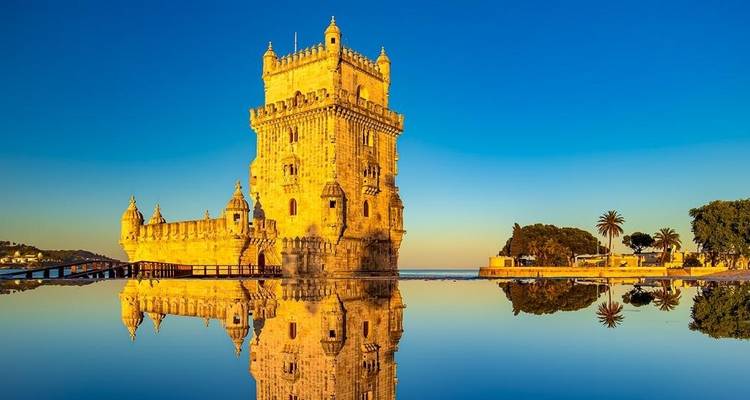 Tour de Belém reflétée dans l'eau.