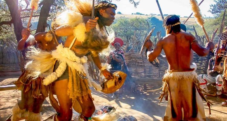 Traditionelle Tanzaufführung mit kultureller Kleidung.