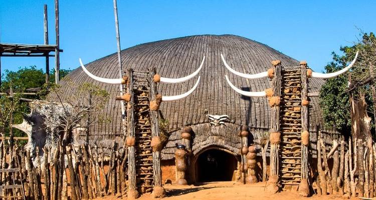 Traditionelles rundes Gebäude mit Hornverzierungen.