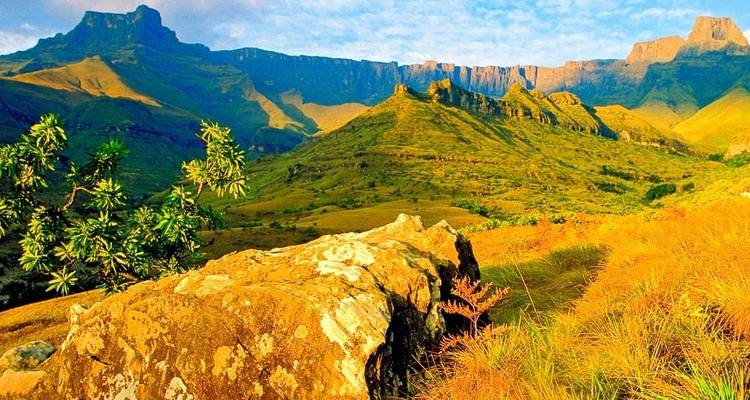 Großartige Berglandschaft bei Sonnenuntergang.