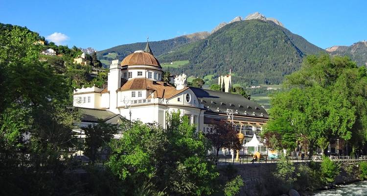 Elegantes Gebäude mit bergiger Kulisse