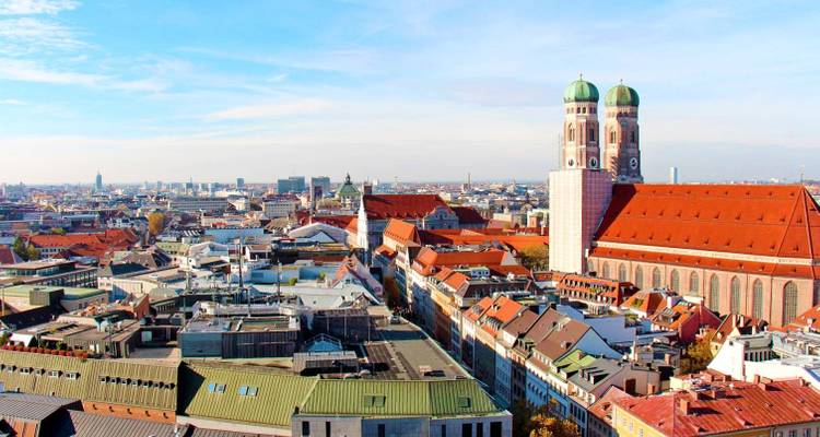 Luftaufnahme einer Stadt mit einer markanten Kirche
