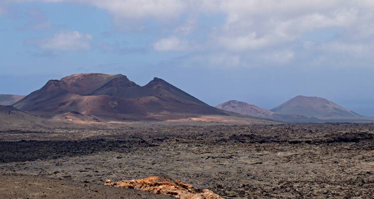 Paysage volcanique avec montagnes et ciel ouvert.