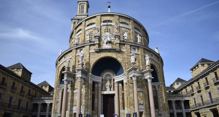 Gros plan d'un bâtiment circulaire en pierre avec des statues.