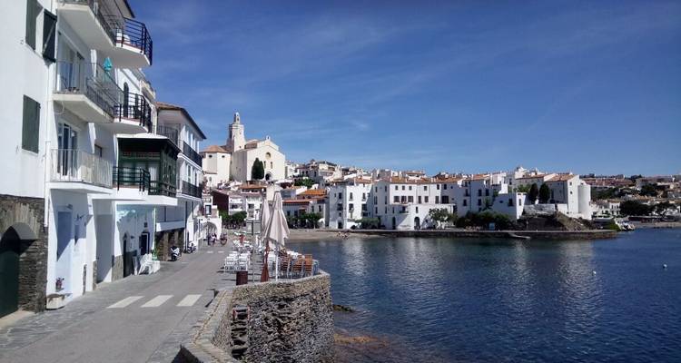 Ville côtière avec des bâtiments blancs au bord de la mer.