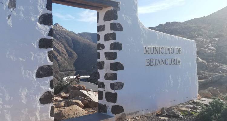 Mur avec un panneau pour Betancuría dans une zone montagneuse.