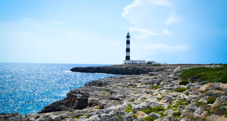 Phare sur une côte rocheuse.