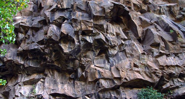 Gros plan de formations rocheuses accidentées.