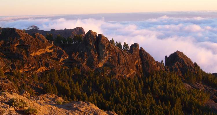 Paysage montagneux avec des nuages à l'horizon.