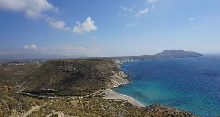 Falaises côtières avec une mer bleue claire.