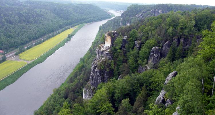 Vue surélevée du méandre et des formations rocheuses.